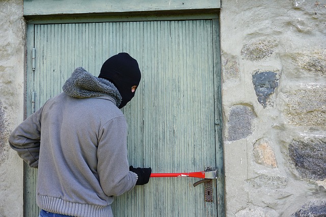 ladrón abriendo puerta